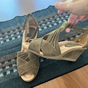 Earth Curvet sueded leather heeled sandals 6 EUC